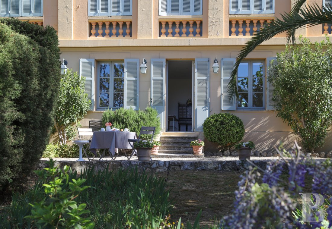 A garden flat in the former Grand Hotel orangery in Grasse, the world's perfume capital - photo  n°6